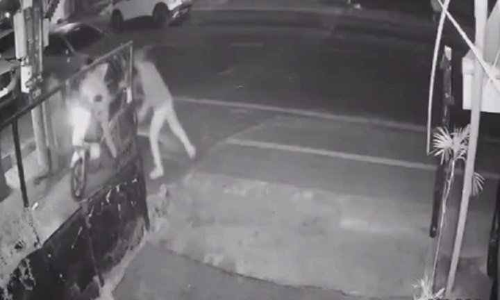 Vụ người phụ nữ lớn tuổi bị nhóm thanh niên hành hung giữa đường ở Lâm Đồng: Camera ghi lại hành động đáng sợ