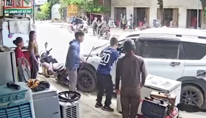 Clip: Thợ điện lạnh nhanh trí phá cửa kính, cứu tài xế đột quỵ trong ô tô