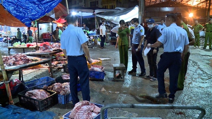 Khởi tố vụ án tuồn thịt lợn bệnh, lợn chết ra các chợ, quán ăn ở Hà Nội