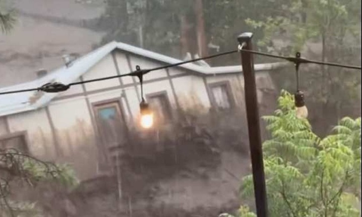 Tiếp tục xảy ra lũ quét tại Mỹ, nước dâng cao 6 mét trong chớp mắt, cuốn trôi loạt nhà cửa, nhiều người mất tích