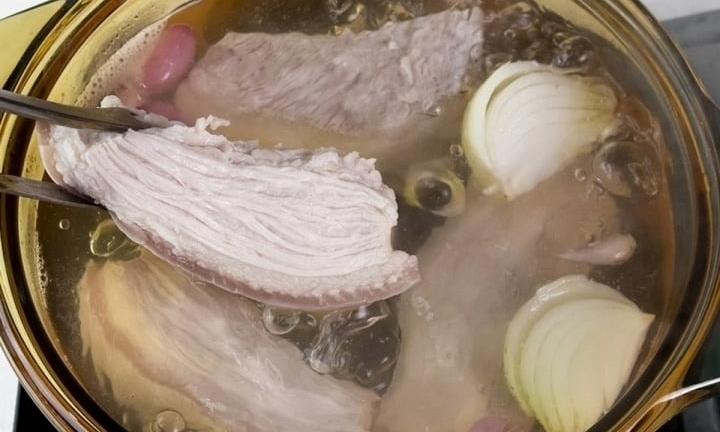 Có nên chần thịt lợn qua nước sôi không?