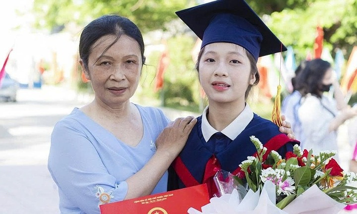 Nữ sinh 15 tuổi là thủ khoa vào lớp 10, không học thêm vì nhà quá khó khăn