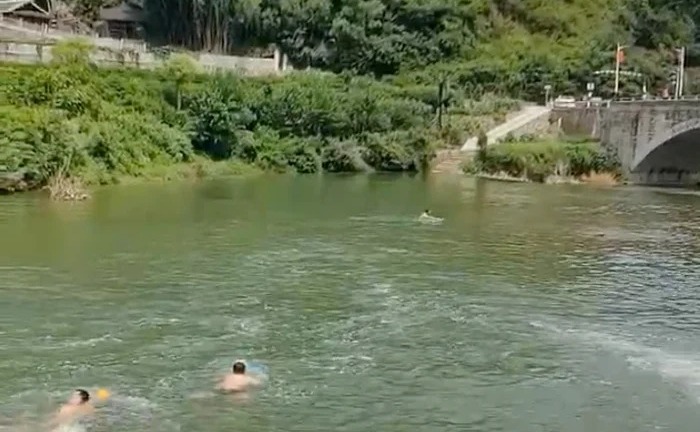 Người đàn ông tử vong vì cứu cô gái đuối nước trên sông, vợ gục ngã khi hay tin