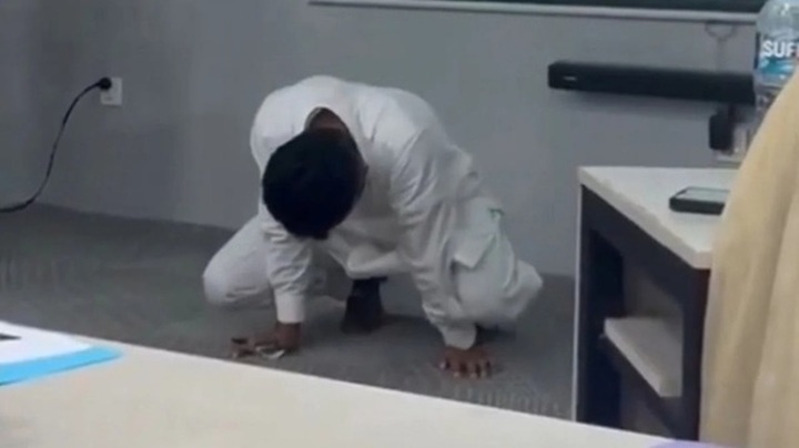 Clip: Đang giảng bài, nam giáo viên đột nhiên ngã gục xuống sàn rồi tử vong sau đó