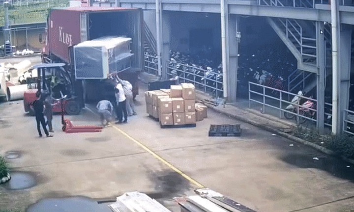 Clip: Đau lòng khoảnh khắc kiện hàng từ trên container rơi xuống, đè 2 người thương vong ở Phú Thọ