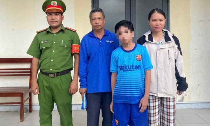 Công an giúp cháu bé 11 tuổi đi lạc từ Đồng Nai đến Lâm Đồng về với gia đình