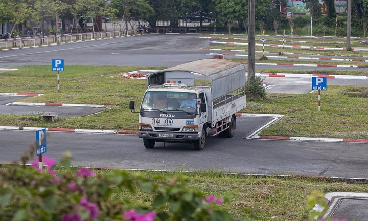Hà Nội: Người có GPLX ô tô quá hạn dự sát hạch cấp lại