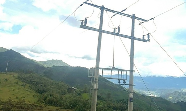 Thiếu niên 13 tuổi ở Lào Cai nguy kịch sau khi trèo cột điện 35kV bắt chim