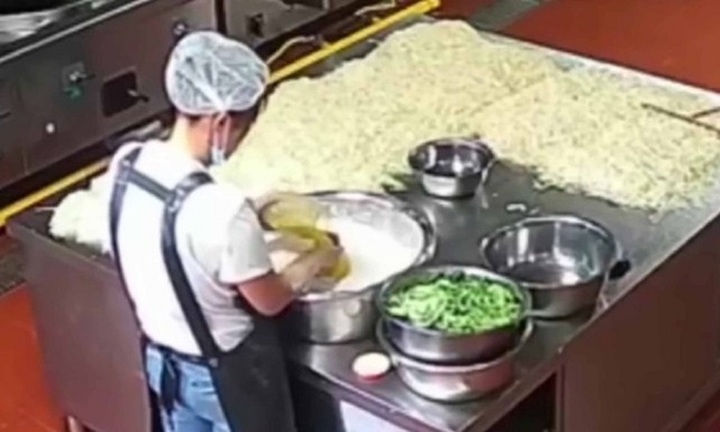 Camera ghi lại cảnh đầu bếp thêm bột màu công nghiệp vào món ăn khiến hơn 200 trẻ mẫu giáo nhiễm độc chì tại Trung Quốc