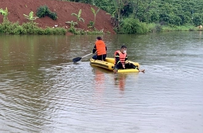 Cùng nhau đi câu cá, hai anh em lao xe đạp điện lao xuống hồ nước tử vong
