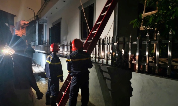 Kịp thời giải cứu 4 người ra khỏi đám cháy lúc nửa đêm ở Hải Phòng