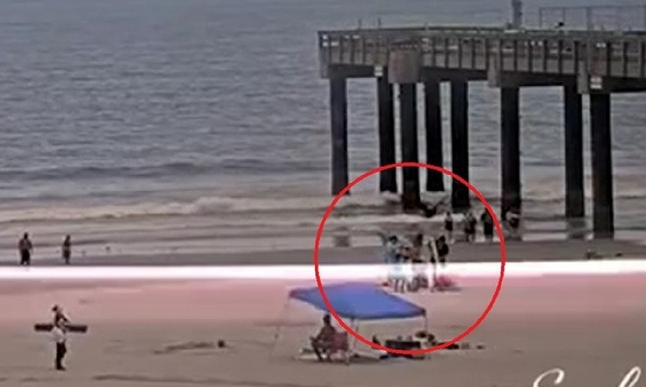 Clip: Kinh hoàng giây phút sét đánh trúng 3 du khách trên bãi biển, 1 người nguy kịch