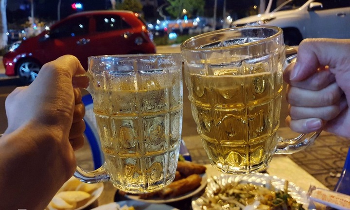 Cùng uống 2 lon bia, tại sao có người 4 tiếng nồng độ cồn về 0, người vẫn còn?