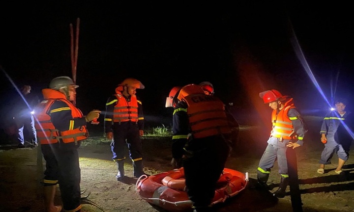 Danh tính người đàn ông mất tích dưới lòng hồ Phú Xuân, hơn 100 người tìm kiếm