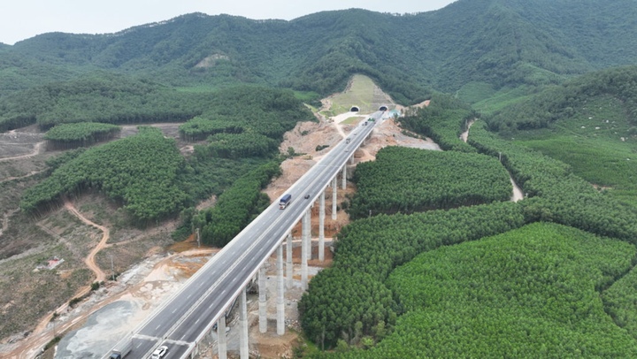 Tư lệnh ngành Xây dựng thúc tiến độ hoàn thiện hầm đường bộ cao tốc Bắc - Nam