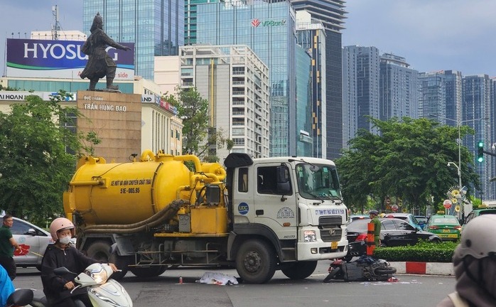 TP.HCM: Tai nạn nghiêm trọng giữa xe bồn và xe máy, một phụ nữ tử vong