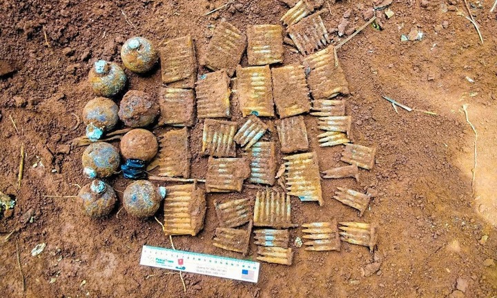 Phát hiện hàng trăm viên đạn, lựu đạn trong vườn nhà khi trồng cây