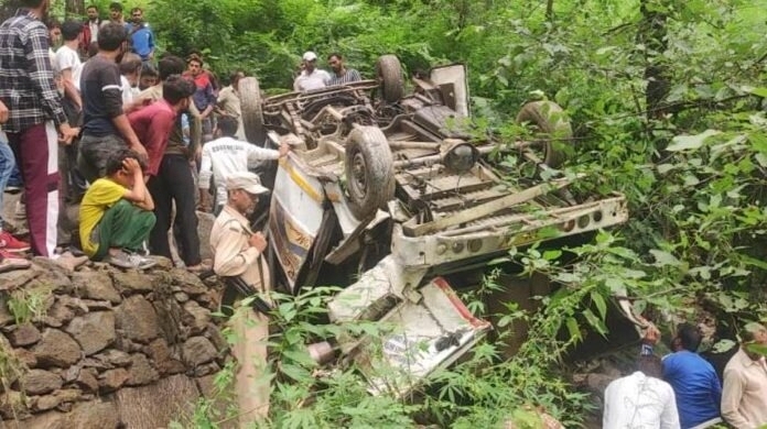 Thương tâm: Xe du lịch mất lái lao xuống vực, 5 người tử vong, 17 người bị thương ở Ấn Độ