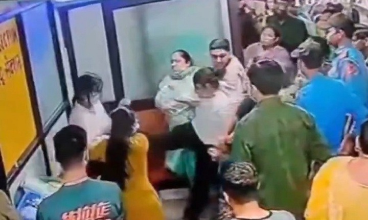 Clip: Nữ bác sĩ đã bị người nhà bệnh nhân lao vào hành hung ngay trong bệnh viện