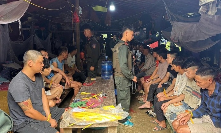 Cảnh sát xuyên đêm băng rừng, đánh sập mỏ vàng lậu quy mô lớn ở Sơn La