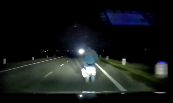 Clip đi bộ trên đường tối, người đàn ông ở Thanh Hóa bị ô tô tông tử vong