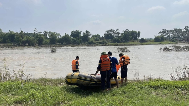 Đã tìm thấy thi thể bé trai 8 tuổi mất tích trên sông Cầu, Thái Nguyên