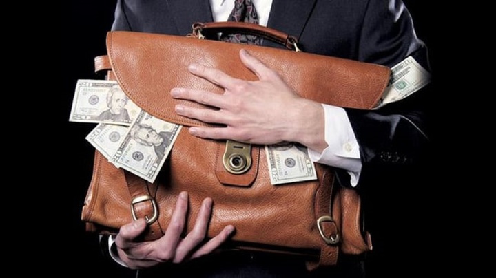 Hành vi lạm dụng tín nhiệm chiếm đoạt tài sản bị xử lý như thế nào?