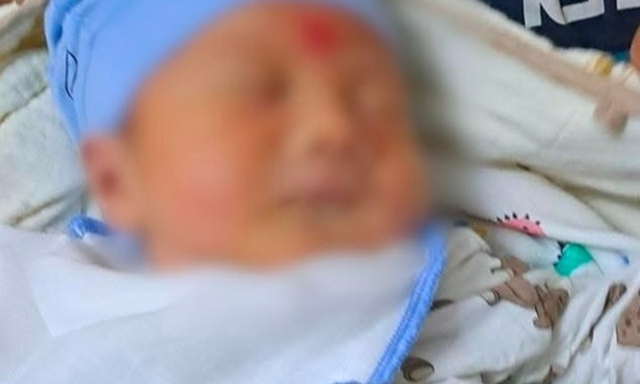 Trên đường đi chơi về, người dân phát hiện bé trai mới sinh bị bỏ rơi trong chiếc làn