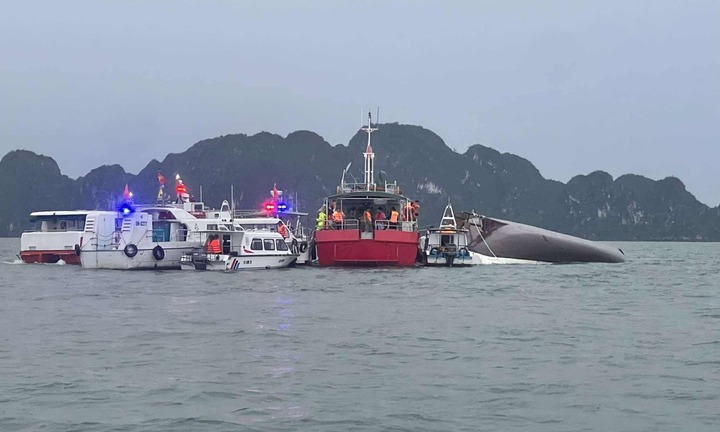 Vụ lật tàu chở 53 người trên vịnh Hạ Long: Cứu được 12 người, tìm thấy 3 thi thể