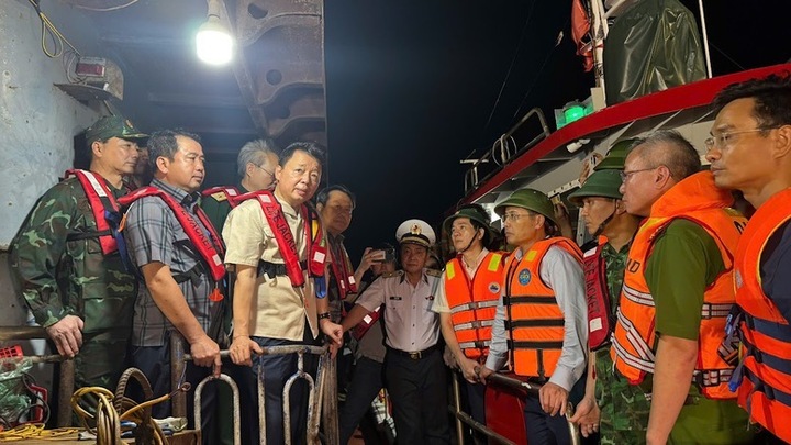 Vụ lật tàu ở Quảng Ninh: Tìm thấy 29 thi thể, Phó Thủ tướng trực tiếp có mặt chỉ đạo tìm kiếm
