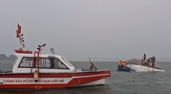 Lật tàu trên vịnh Hạ Long