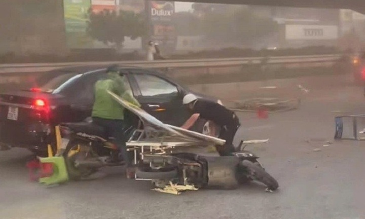 Clip: Giông lốc kinh hoàng ở Hà Nội, nhiều phương tiện bị quật ngã xuống đường