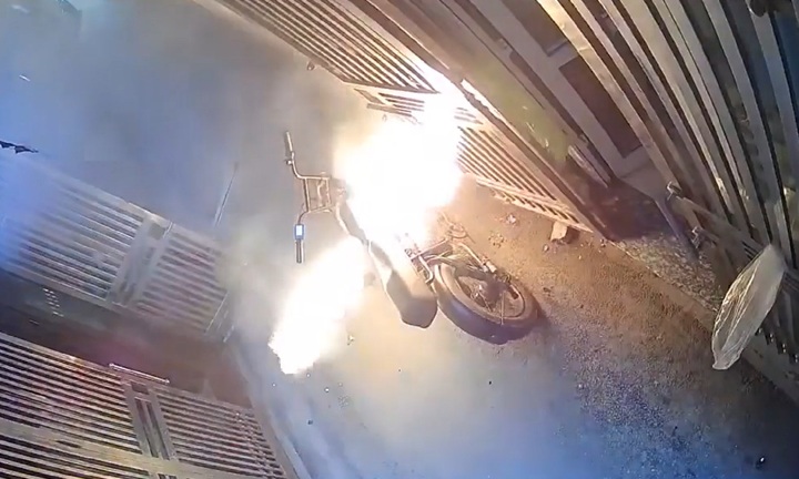 Clip: Xe đạp điện bất ngờ bốc khói, phát nổ trước cửa nhà tại Hà Nội