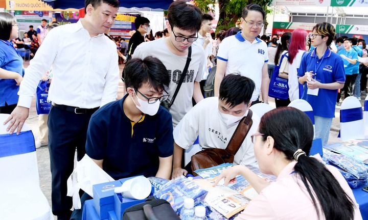 Biến động điểm chuẩn Đại học Kinh tế quốc dân 3 năm qua