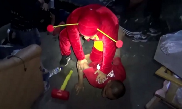 Clip: Cảnh sát hóa trang thành siêu anh hùng, đột kích bất ngờ khiến nhóm tội phạm ma túy 