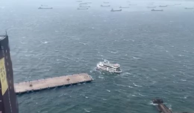 Clip: Tàu du lịch 3 tầng chao đảo, trôi dạt trên biển do ảnh hưởng của bão Wipha ở Trung Quốc