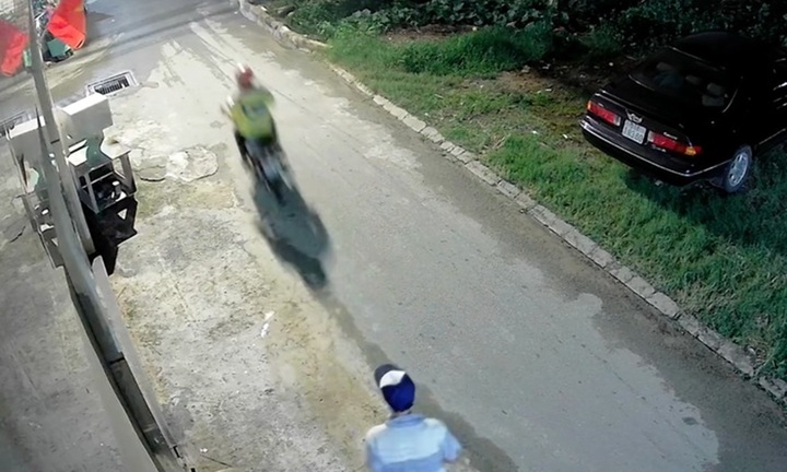 Clip sốc: Thanh niên mặc áo xe ôm công nghệ giật xấp vé số của người tàn tật rồi tăng ga bỏ chạy