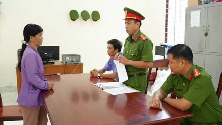 Người mẹ dẫn con đi chơi rồi 