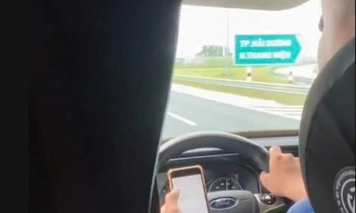 Vừa dùng điện thoại vừa lái xe trên cao tốc, nam tài xế bị phạt 5 triệu đồng