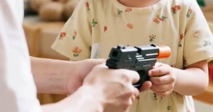 Bé gái 12 tuổi thủng giác mạc, suýt mù lòa vì món đồ chơi tưởng vô hại 