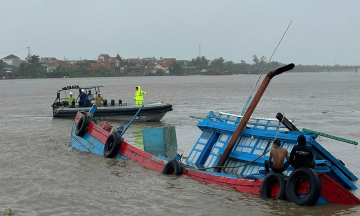 Tin thời sự hôm nay (23/7): Chìm tàu đánh cá ở Quảng Ninh, 9 người được cứu
