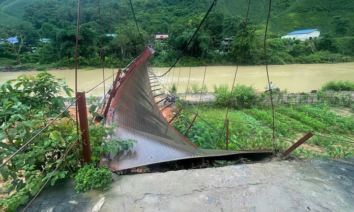 Clip: Hiện trường cầu treo đứt cáp, ôtô chở 3 người rơi xuống sông ở Điện Biên