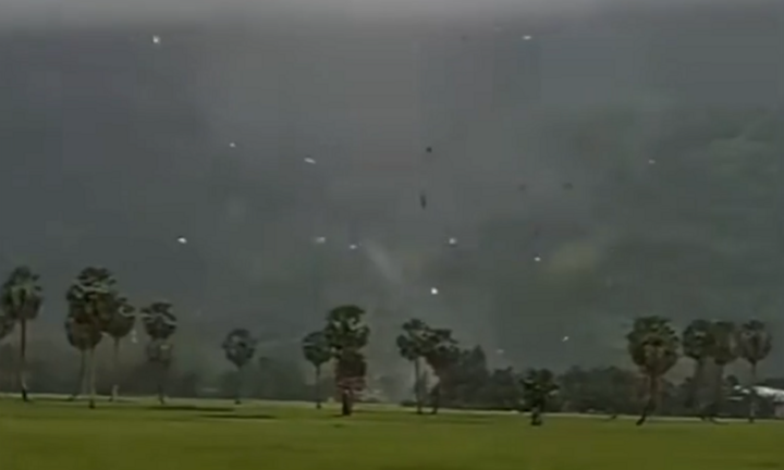 Clip: Xuất hiện lốc xoáy lớn ở An Giang, loạt căn nhà bị tốc mái, các mảnh vỡ bay tứ tung