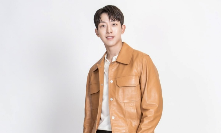 Nam thần đình đám làng giải trí Hàn Quốc gây “sốt” với video chạy bộ tại Hồ Gươm