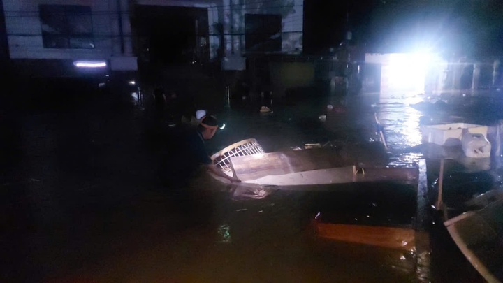 Nghệ An: Nước lũ cuồn cuộn đổ về, nhà dân ngập đến mái, người dân hối hả chạy lũ trong đêm