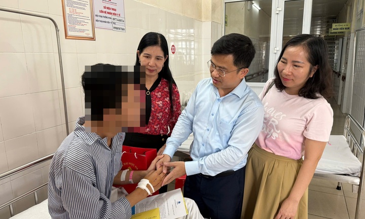 Trường ĐH Hạ Long nhận đỡ đầu nam sinh mất 4 người thân trong vụ lật tàu