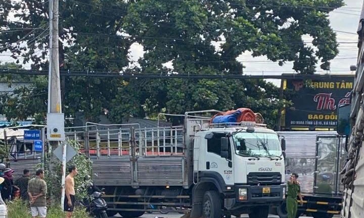 Camera ghi lại khoảnh khắc ám ảnh: Người phụ nữ đi xe đạp điện tử vong dưới gầm xe tải