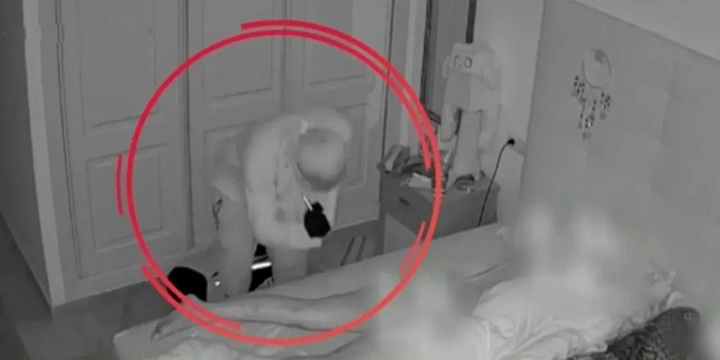 Clip: Phẫn nộ cảnh tên trộm táo tợn đứng trong phòng ngủ, nhìn chằm chằm người phụ nữ đang say giấc nồng