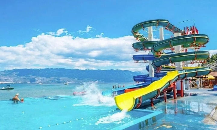 Bé gái 21 tháng tuổi tử vong thương tâm khi trượt máng cùng bố tại công viên nước