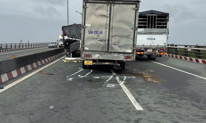 Tin tức tai nạn giao thông mới nhất ngày 25/7: Xe tải tông vào đuôi ô tô dừng trên cầu, tài xế tử vong